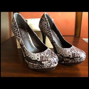 Snake Skin Print Pumps